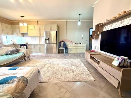 Shitet super apartament 2+1 Perball Shkolles Bajram Curri - Widok 4