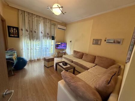 Rruga Dritan Hoxha jepet me qera apartament 1+1,i mobiluar.50,000Leke