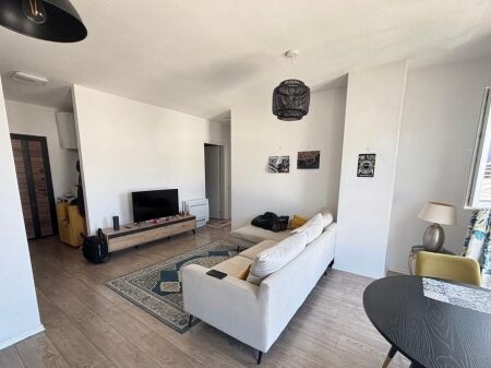 Super Appartamento 2+1 in vendita a Univers City (135 milioni di lek)