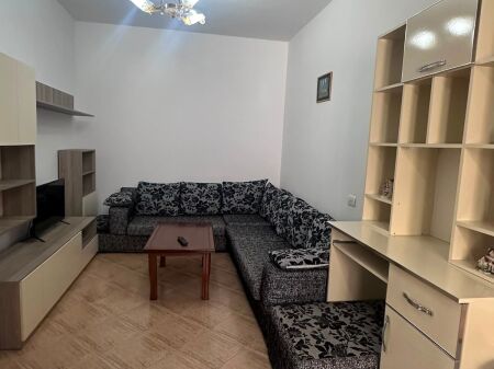  Apartament 1+1 me Qera – Don Bosko çmimi 45,000 leke   Ndodhet në një shtëpi private, kati i 2-të, me hyrje të veçuar.