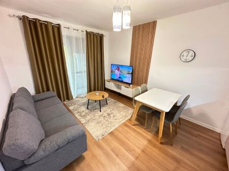 Jepet me qira ekskluzivisht apartament 1+1 totalisht i ri në Bllok, pranë Sheshit Wilson.  i restauruar tërësisht dhe i mobiluar me standarde moderne.