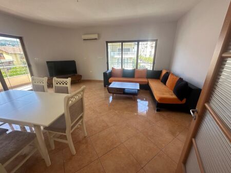Rruga e Kavajes,tek Qendra Glob jepet me qera apartament,3+1+2,i mobiluar. 90,000Leke