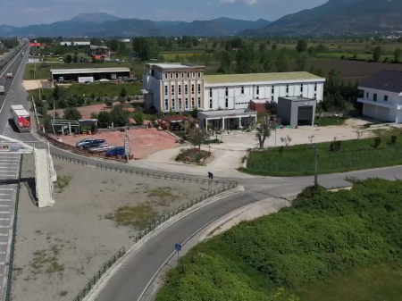 Investimento Strategico sull'Autostrada | Complesso Commerciale Multifunzionale Completamente Operativo