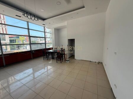 Locale Commerciale in Affitto Zogu i Zi 950 € /Mese