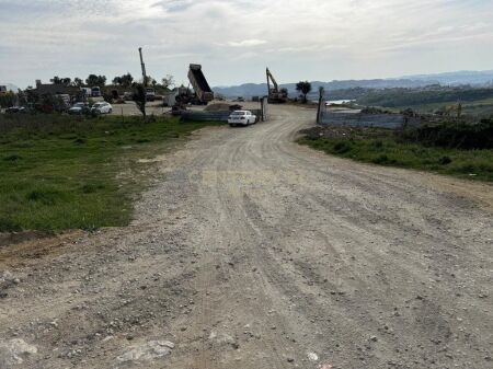 LAND FOR SALE OR FOR CONSTRUCTION WITH % IN FARKE ON THE MAIN ROAD WITH VIEW OF THE LAKE AND TIRANA POSSIBILITY OF EXPANSION UP TO 7700 M2