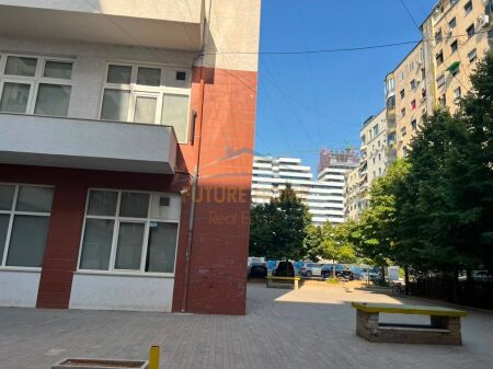 Shitet, Ambient Biznesi, Bulevardi Gjergj Fishta , Tiranë.
