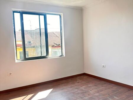  *Apartament 1+1 për Shitje  Kombinat*