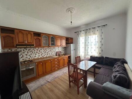  Sauk prane Furre Buke Osma jepet me qera, ne katin e 1-re te nje vile apartament 2+1,i mobiluar.