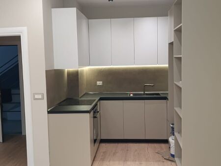 Perballe Kompleksit Delijorgji, jepet me qera apartament1+1,ne proces mobilimi.80,000Leke