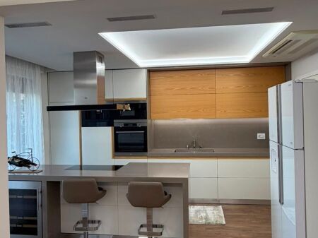  Shitet Apartament Luksoz 2+1+2 në Laprakë – Blloku Gintash