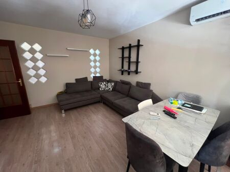 Komuna e Parisit, jepet me qera apartament 2+1 .
