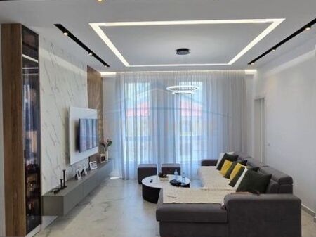 Shitet, Apartament 2+1+2 + Garazh, Sauk.