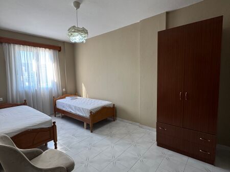 Jepet me qera apartament 2+1, Rruga e Kavajes.