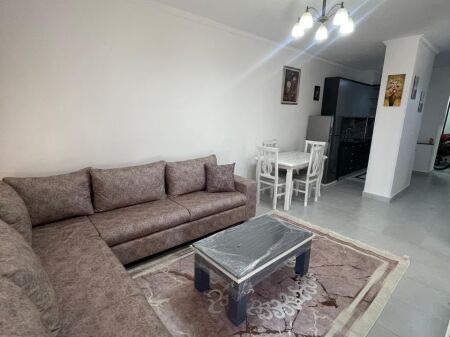 APPARTAMENTO IN AFFITTO - VIA 5 MAJI, DI FRONTE ALLA SCUOLA ARDIAN KLOSI,  IN AFFITTO INGRESSO 2+1+2  SUP. 100M².  * PIANO 1 * INGRESSO COMPLETAMENTE ARREDATO E COMPLETATO CON TUTTI GLI ELETTRODOMESTICI. * CON 2 BAGNI OGNUNO. * BALCONE.  PREZZO 60.000 LEKE TRATTABILE.