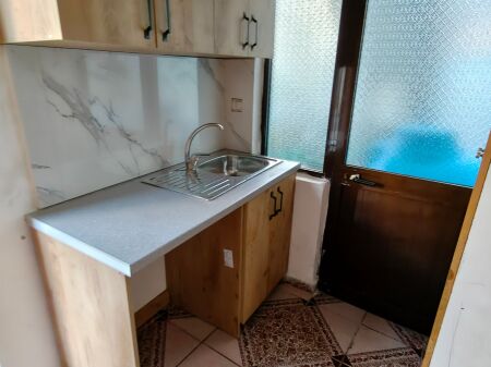 Distributore di benzina dietro Fiori Di Boskos