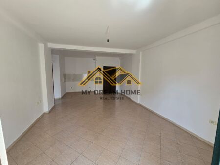 VENDESI APPARTAMENTO 2+1+ GARAGE SULLA SPIAGGIA DI DURRËS VICINO ALL'HOTEL LUBJANA.