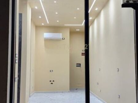 Locale Commerciale In Affitto in Piazza Skanderbeg (Centro), Via Durazzo - 1150€ | 32.8 m²