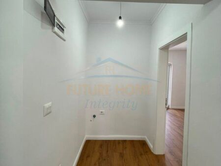 Shitet apartament 1+1 te Shkolla e Kuqe AL72087