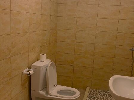 Shitet Apartament 2+1 te Pallatet Çabej, Misto Mame – Tiranë