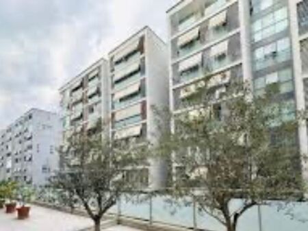 Apartment 2+1+2 at Komuna e Parisit