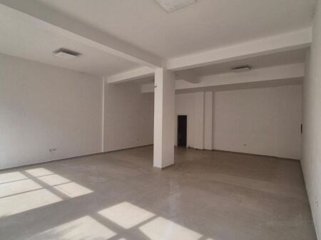NEGOZIO IN AFFITTO 95M2 COMUNE DI PARIGI 150.000 LEKE FH-84805