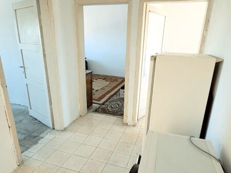 Shitet  Apartament 2+1+2 ballkone në zemër të Kavajë
