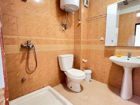 garsionere me qira tek stadiumi Dinamo