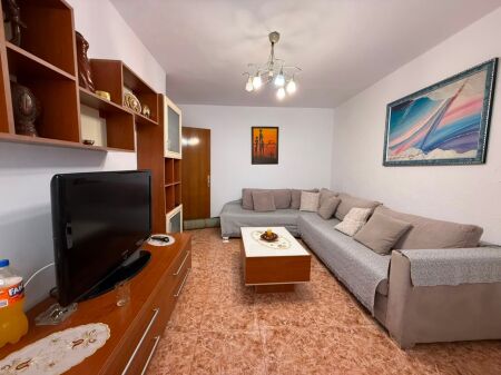 Affittasi appartamento 2+1 più ambiente cucina separato presso Pediatria Strada Principale, Via Bardhyl, Ospedale QSU, Xhamlliku, Oxhaku, Kinostudio, Porcelan, Scuola Unita, Medreseja, Farmacia 10.