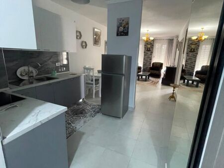 In affitto 2+1+🅿️ parcheggio alla fine della via 5 Maji 55.000 Leke