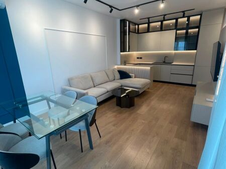 Jepet me qira 1+1 – Rezidenca Erli,Porcelan   📐 70 m², totalisht i mobiluar, me ballkon. 🚗 Përfshihet post parkimi, administrimi dhe interneti.  💶 80.000 lekë/muaj
