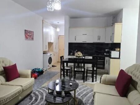 Shitet Apartament 1+1 – Shkëmbi i Kavajës, pranë Hotel Koloseut  📍 Vetëm pak hapa nga plazhi  ▪️ Sipërfaqe: 59 m² ▪️ Tipologjia: 1+1 ▪️ Kati: 2 me ashensor ▪️ I mobiluar, gati për banim ▪️ Organizim: sallon + kuzhinë, 1 dhomë gjumi, tualet dhe ballkon  Ndodhet në një zonë shumë të kërkuar, me akses të lehtë në plazh, restorante dhe të gjitha shërbimet.  💶 Çmimi: 82 milion lek  (pak i diskutueshëm)