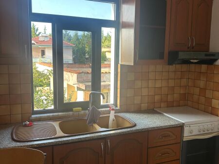 APARTAMENT 1+1. 25000 LEKE.PALLATI GRAND.ISH TREGU ELEKTRIK.