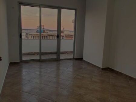  **Shitet Apartament 2+1 me Pamje nga Deti – Qendra e Sarandës** 