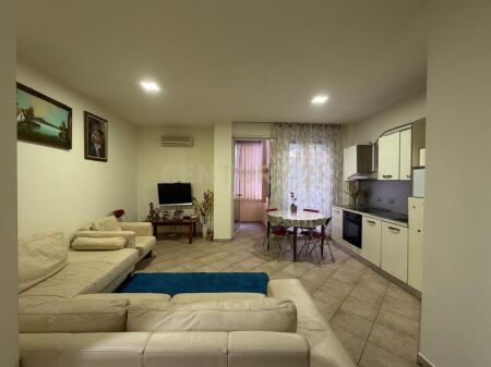 Apartament 2+1+2 tualete prane Rruges Kosovarve! 285,000 €