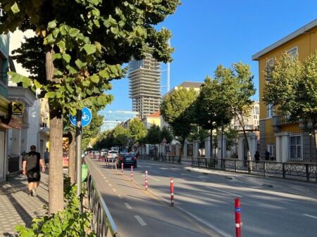 Affittasi ingresso 2 più 1 blocco delle ambasciate via Durres