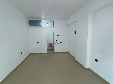 NEGOZIO IN AFFITTO 30 M2 COMUNE DI PARIGI 40.000 LEKE FH-85171