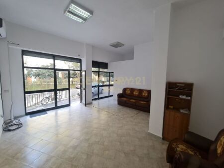 Locale commerciale in affitto a Don Bosko - Funzionale, illuminato e pronto per la tua attività. 250 € /Mese