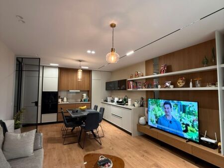 Shitet apartament 2+1+2 poste parkimi