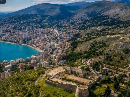  **TRUALL NË SHITJE – SARANDË** 