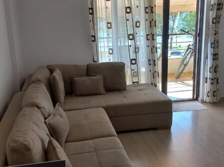 FOR RENT: A 65-SQUARE-METER APARTMENT ON THE SECOND FLOOR WITH A SEA VIEW IN UJI I FTOHTË, JUST 30 METERS FROM THE BEACH