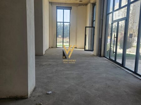 AFFITTASI NEGOZIO 132 M2 PRESSO L'EX CAMPO DI AVIAZIONE 1.000 EURO