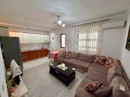  QERA Apartament 2+1  Mbrapa Spitalit Amerikan 2  Rruga “Selaudin Zorba”     Shtepi Private  🪜 Kati 1  I Mobiluar    Cmimi 45.000 Leke/Muaj