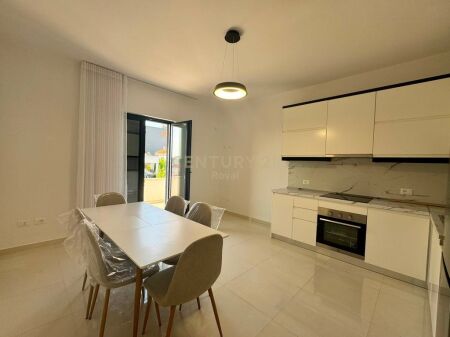 Jepet me qira apartament 2+1 në katin e dytë të një vile të re në Sauk te Ri!