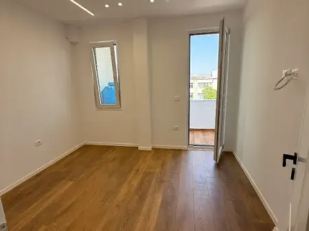 Shitet apartament 2+1 tek shkolla 4 Deshmoret, rruga Sulë Bega