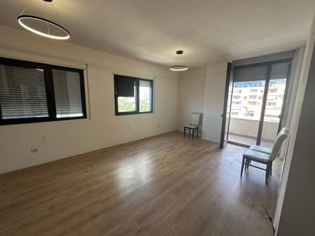🏢Ne zonen e Ali Demit,prane Tregut te Ri Elektrik jepet me qera apartament 2+1,Bosh 50,000Leke