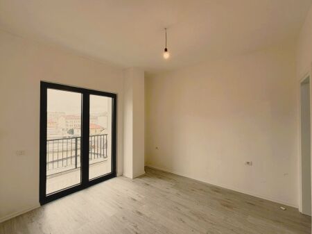 🏢 APARTAMENT ME QIRA PËR ZYRA – QENDËR, Tiranë