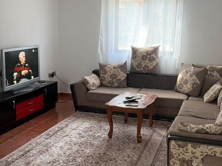 Jepet Apartament 2+1 me Qera Tek Jordan Misja, afer Market Familja ID: 5243