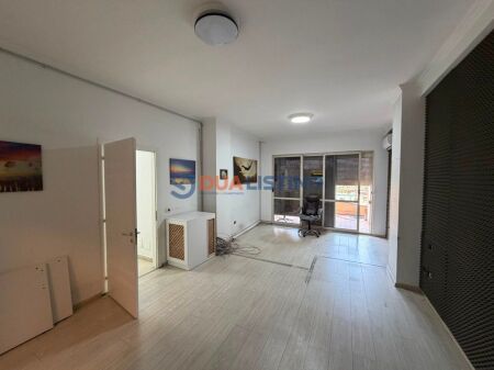 Ufficio in affitto ad Astir, vista dalla strada principale vicino al Grand Hotel