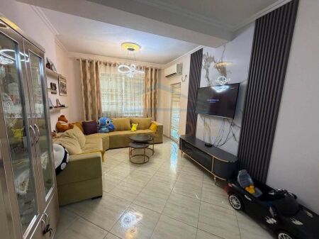 Shitet, Apartament 2+1+2, Unaza e Re.