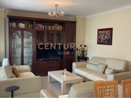 Jepet me qira apartament 3+1+2 në Lagjen Nr. 12, pranë Tregut të Fruta-Perimeve, Durres!